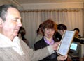 Вице-президент МАДБ А.В.Пурник вручает сертификат заведующей Павловской сельской библиотекой Н.В.Русановой