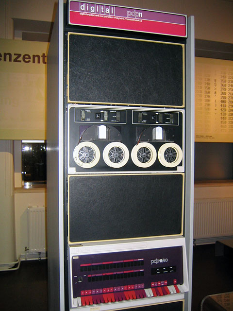 Одностоечный мини-компьютер PDP-11