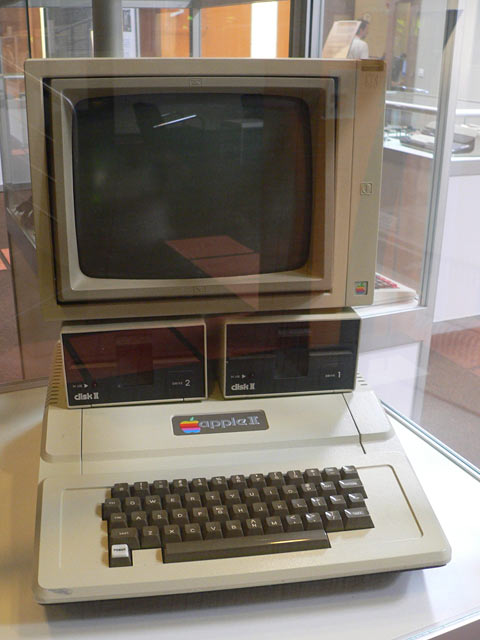 Apple II 1977 г. с моноблоком и цветным экраном