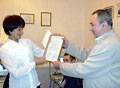 Сертификат вручается директору Мошковской ЦРБ Н.А.Щербаковой