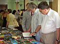 Книги членов московской делегации Ю.М. Кублановского и В.А. Никитина также переданы в дар городу
